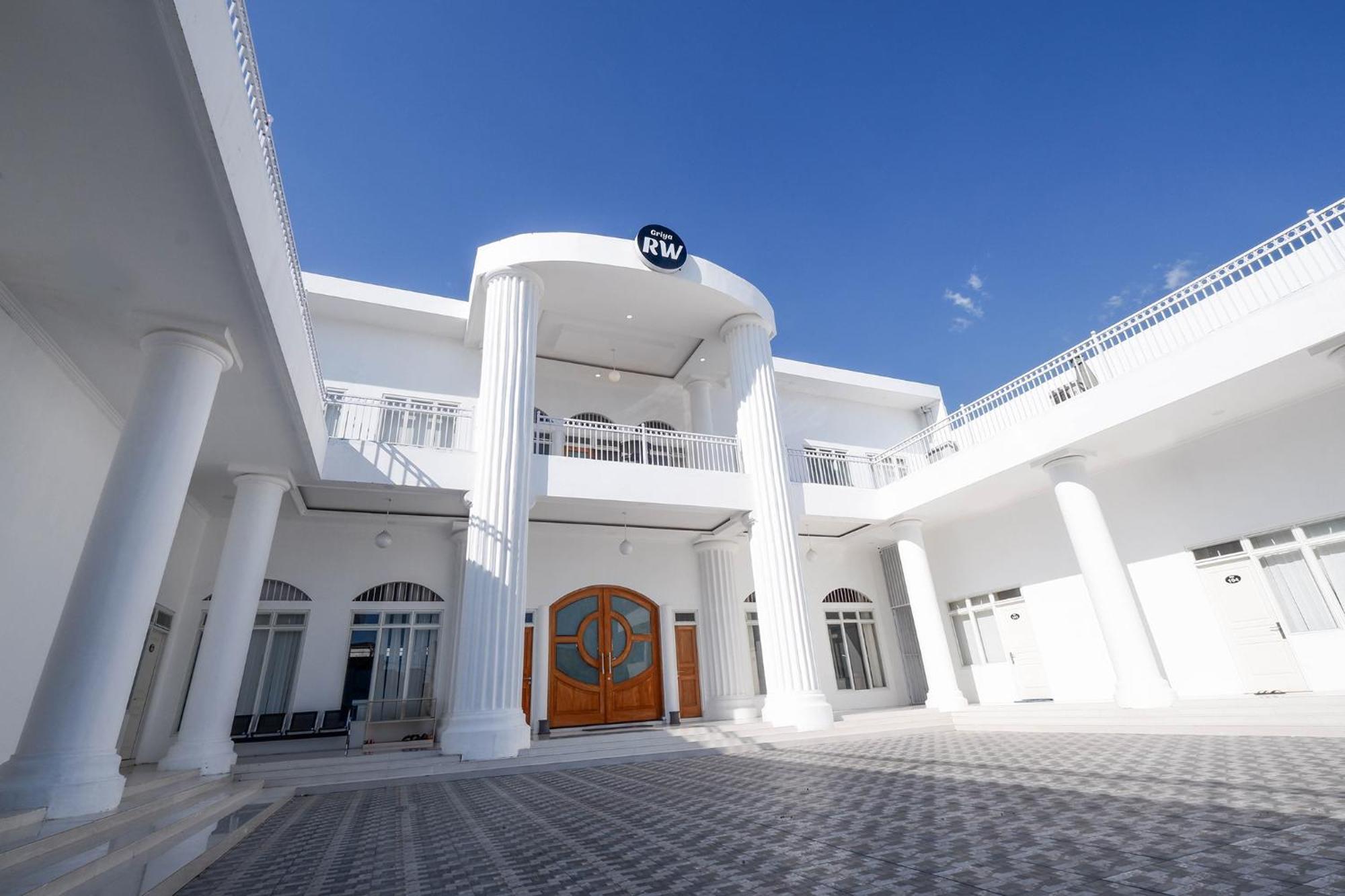 Griya Rw Family Guest House Redpartner Solo Dış mekan fotoğraf